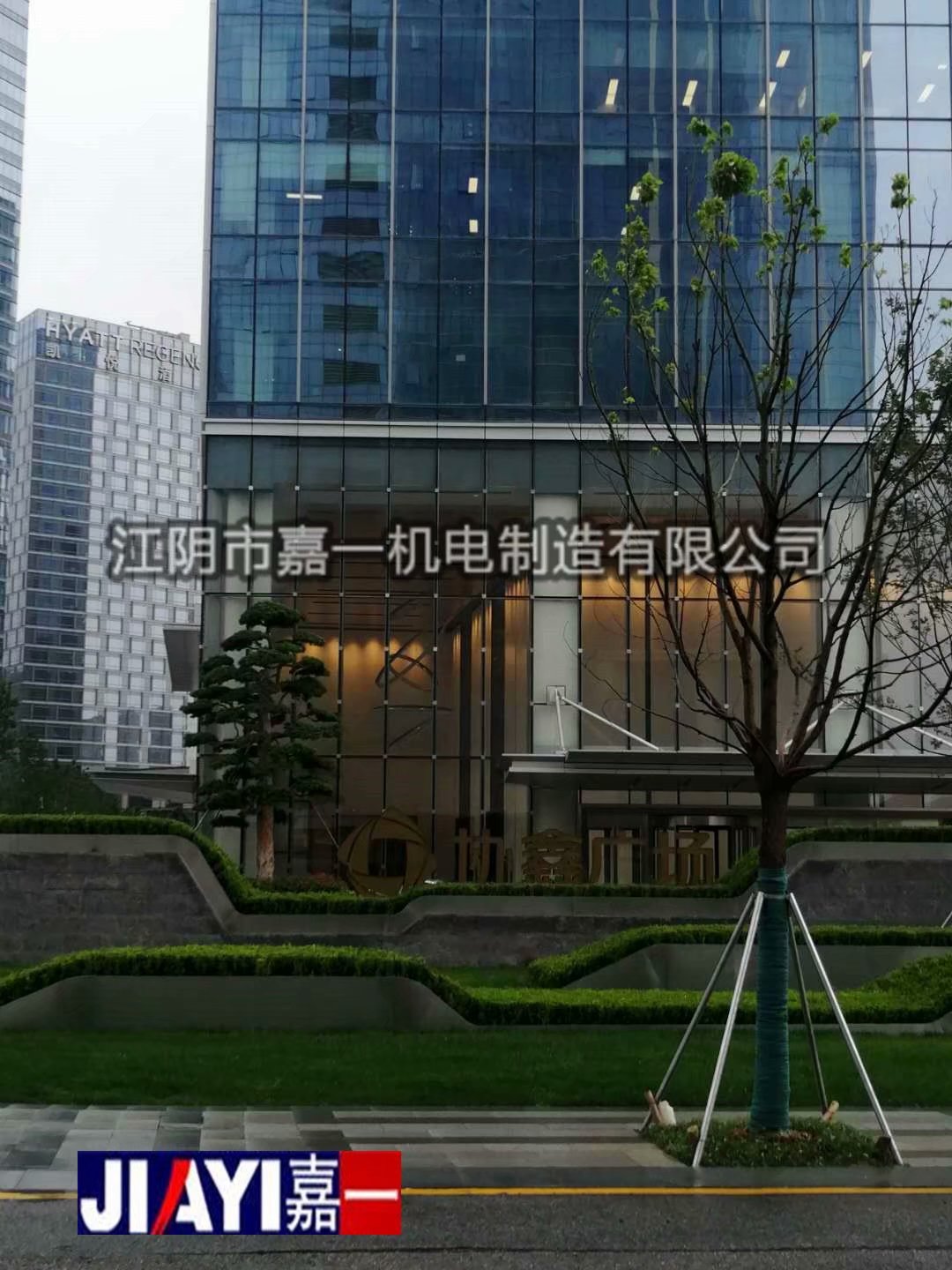 6月中旬，我司及時安排技術前往“協鑫廣場”為膠球清洗裝置調試，設備調試運行成功！